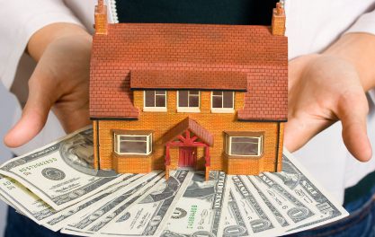 How are restitutions to a mortgage lender from a fraudulent borrower calculated?